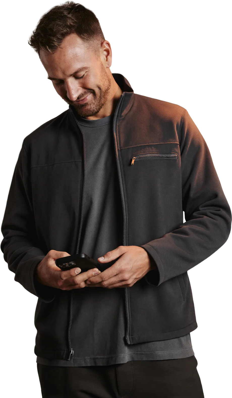 Handwerker, der auf seinem Telefon ein Angebot prüft