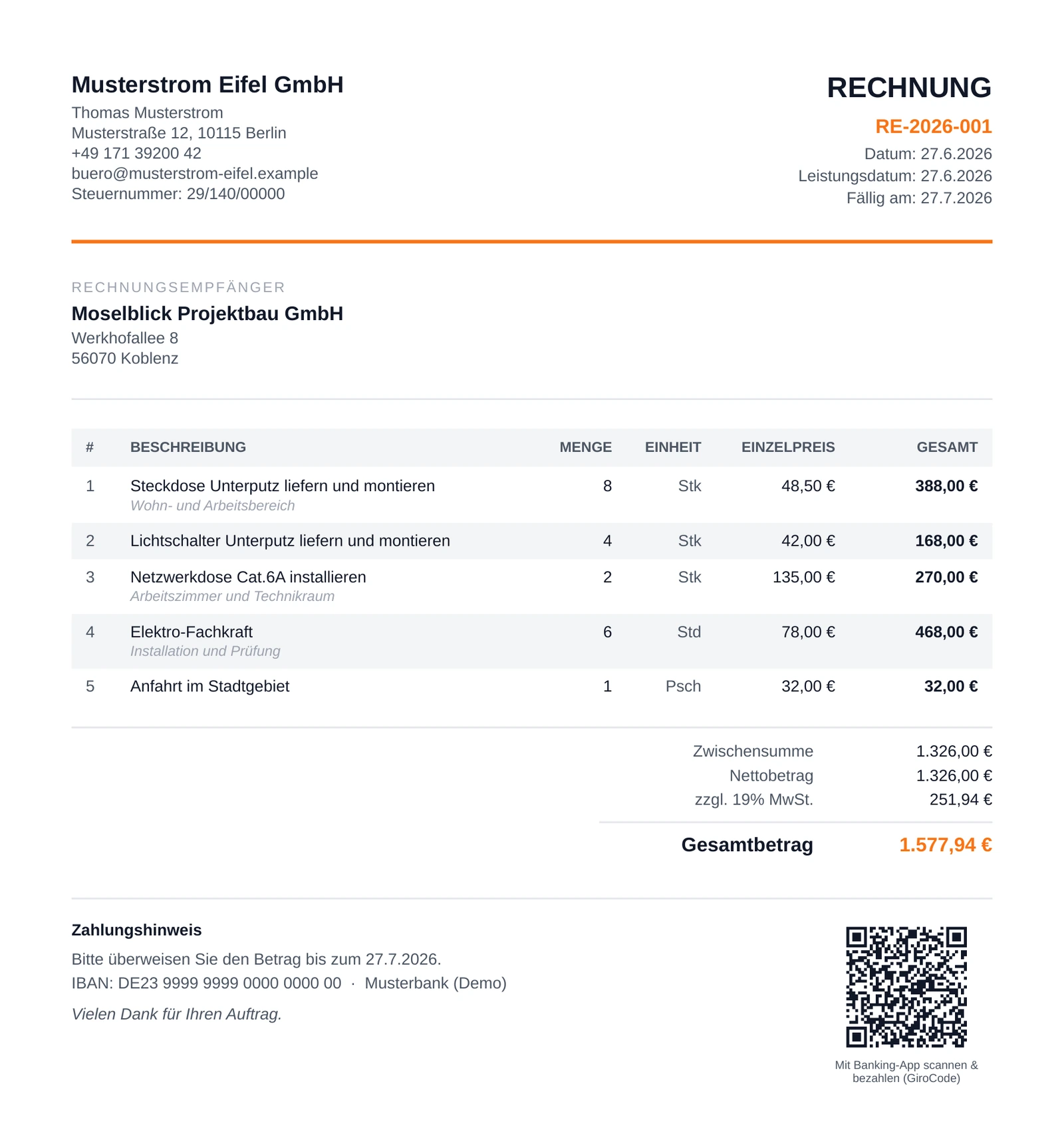 Die Rechnung RE-2026-001 von Musterstrom Eifel GmbH an Moselblick Projektbau GmbH: fünf Positionen, 1.326,00 € netto, 251,94 € MwSt., 1.577,94 € Gesamtbetrag, dazu Zahlungshinweis mit IBAN und GiroCode